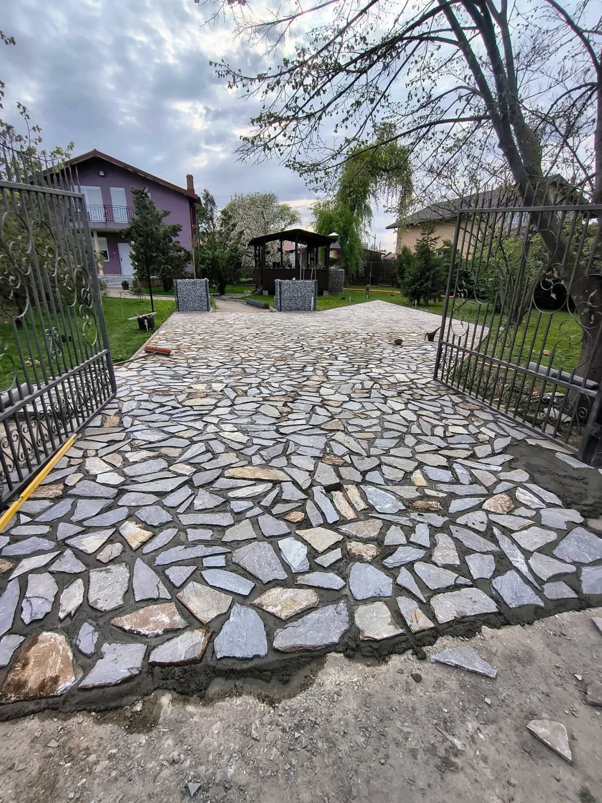 Curte amenajată cu piatră naturală de Pepiniera Potigrafu